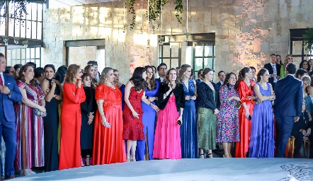  Acompañando a los recién casados.