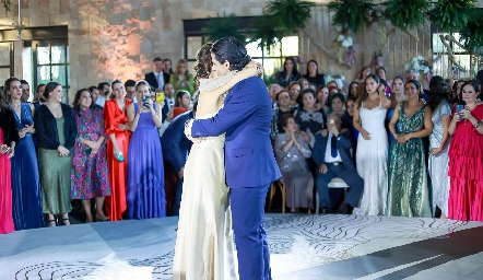  Roberto bailando con su mamá.