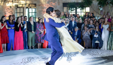  Roberto bailando con su mamá.