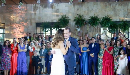  Adriana bailando con su papá.