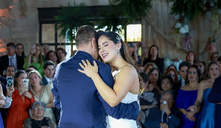  Papá e hija.