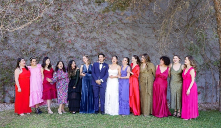  Roberto Fernández y Adriana Narváez con las amigas de ella.