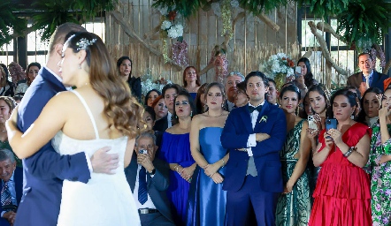  Atentos al baile de Adriana y su papá.