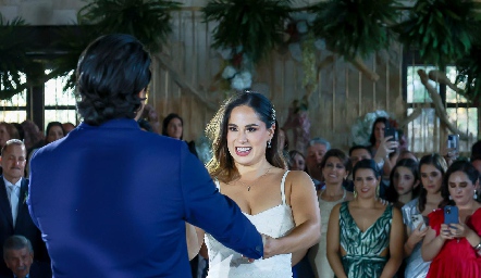 Su primer baile como esposos.