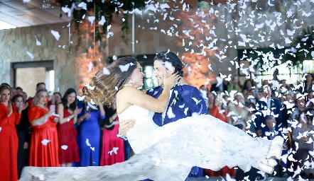  Los recién casados.