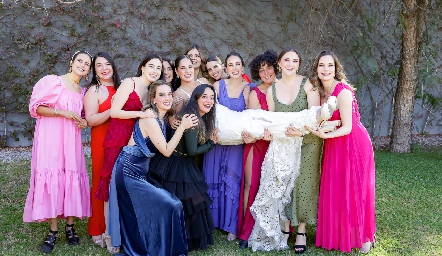  La novia con sus amigas.