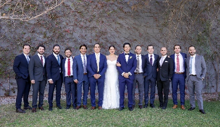 Adriana y Roberto con los mejores amigos de él.