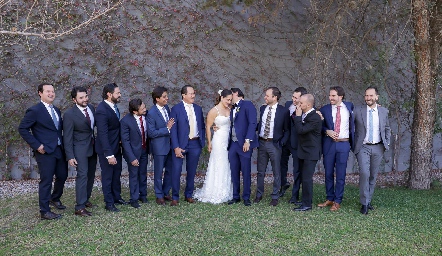  Adriana y Roberto con los mejores amigos de él.