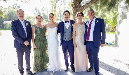  Adriana y Roberto acompañados de sus papás.