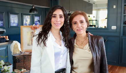  Daniela Lavín con su mamá Patricia Ramos.