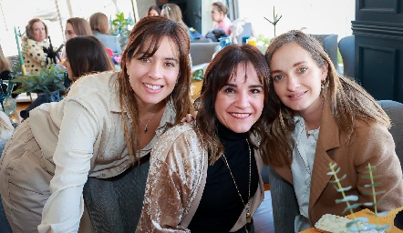  Alis Gómez, Montse Lavín y Lau Díaz de León.