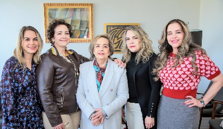 María Concepción Lafuente con sus hijas Daniela, Claudia, Paola y Gabriela Serment.