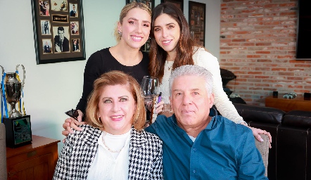  Ana Gaby y Ana Karen con sus papás Rosaura López y Gustavo Ibarra.