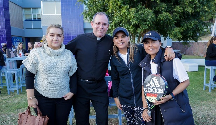  Carmenchu, Padre Gabriel Del Valle, Maribel y Lorena Torres.