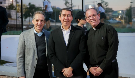  Gerardo Guajardo, Víctor Martínez y Padre Gabriel Del Valle.