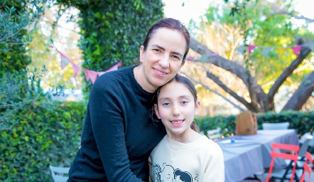  Alejandra Güemes con su hija María Conde.