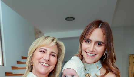  Maru Bárcena con su nieto Nicolás y su hija Eugenia Valle.