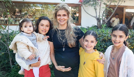 Lourdes López con sus hijas Rafaela, Lourdes, Javiera y Carlota.