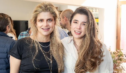  Lourdes López y Sofía López.