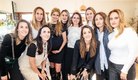  Lourdes con sus amigas.