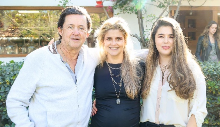  Chato López con sus hijas Lourdes y Sofía.