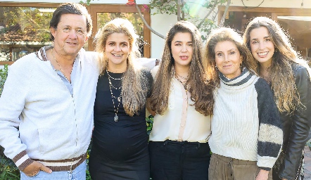  Chato López, Lourdes López, Sofía López, Lourdes Herrera y Ana Paula López.