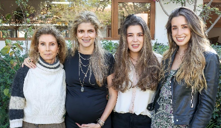  Lourdes Herrera con sus hijas Lourdes, Sofía y Ana Paula López.