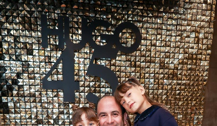  Hugo Humara con sus hijas Vittoria e Isabella.