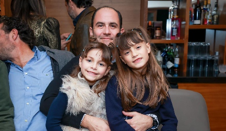  Hugo con sus hijas Vittoria e Isabella.