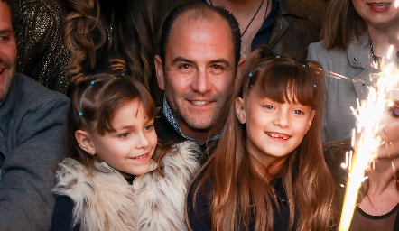  Hugo con sus hijas.