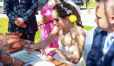  Firmando el acta de matrimonio.