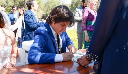  Memo Cadena firmando como testigo.