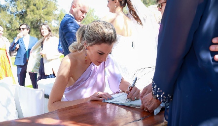  Benilde Hernández firmando como testigo.