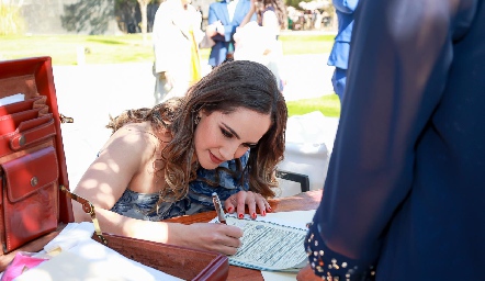  Daniela Mina firmando como testigo.