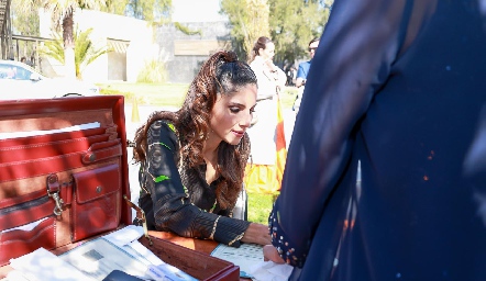  Ale Torres firmando como testigo.