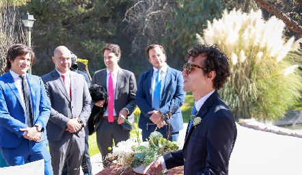  Dirigiendo unas palabras a los recién casados.