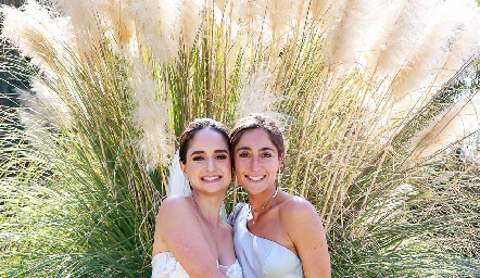  Claudia Villasana y Mónica Serrano.