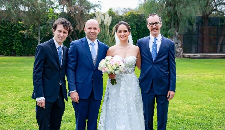  Claudia con los hermanos Villarreal Llamazares.