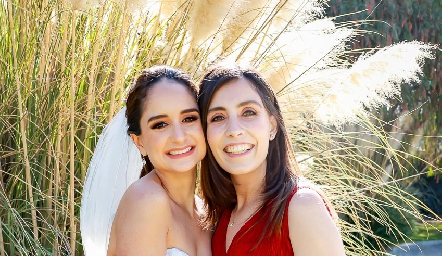  Claudia Villasana y Ana María Mendoza.