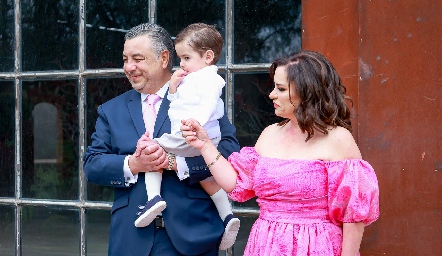  Alejandro y Claudia Villasana con su nieto Sebastián.