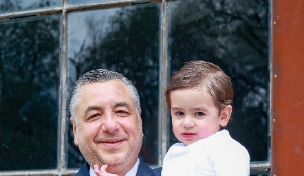  Alejandro Villasana con su nieto Sebastián.