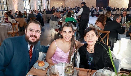  Andrés Villasana, Shantal y Hedy.