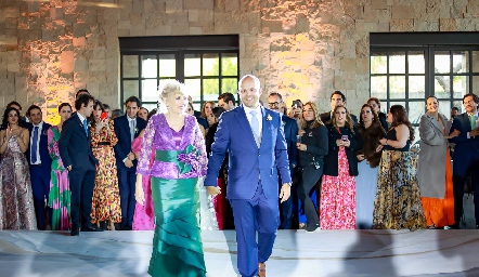  Santiago bailando con su mamá.