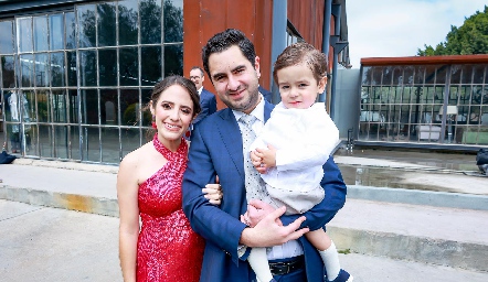  Alejandra Ascanio y Sebastián Villasana con su hijo Sebastián.