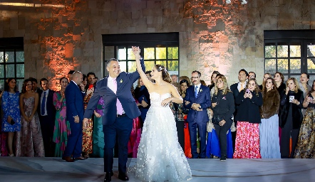  Claudia bailando con su papá.