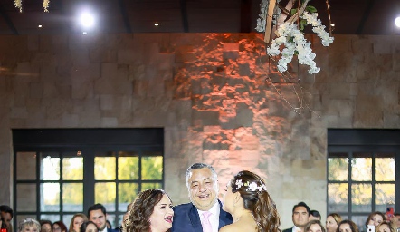  Claudia bailando con sus papás.