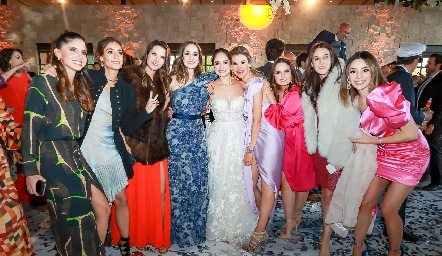  Claudia Villasana con sus mejores amigas.