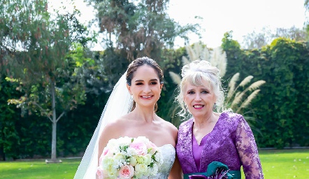  Claudia con su suegra Rita Llamazares.