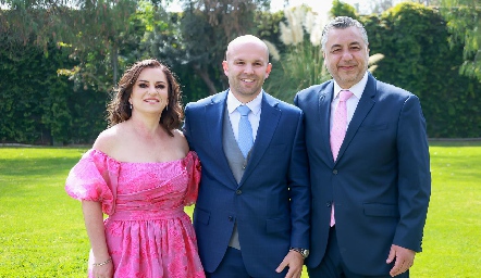  Santiago con sus suegros Claudia Ávila y Alejandro Villasana.