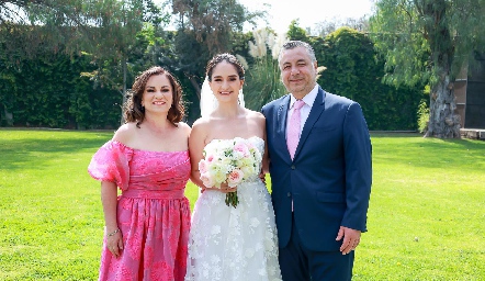  Claudia con sus papás Claudia Ávila y Alejandro Villasana.